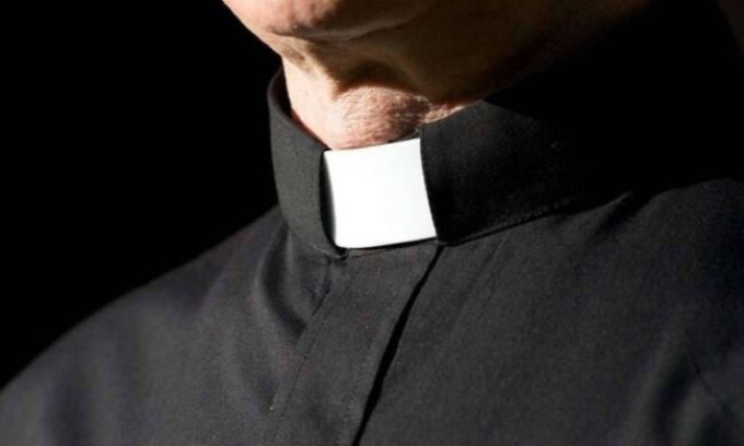 Entra in chiesa, si veste da prete e inizia a bestemmiare