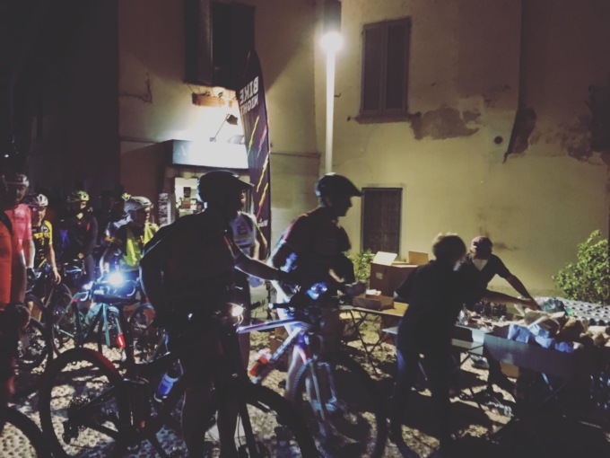 1350 ciclisti in bici da Milano ad Arona sul Lago Maggiore con Bike Night