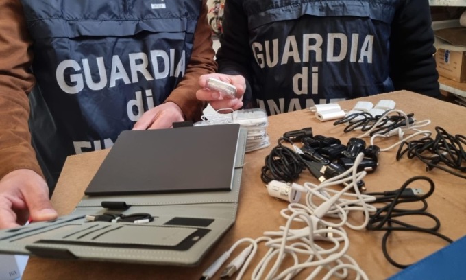 Falso “Made in Italy”: sequestrati 5,3 milioni capi d’abbigliamento e accessori di telefonia, anche a Novara