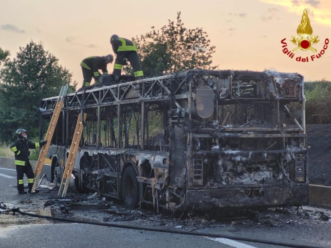 Autobus completamente distrutto dalle fiamme sulla Tangenziale di Novara