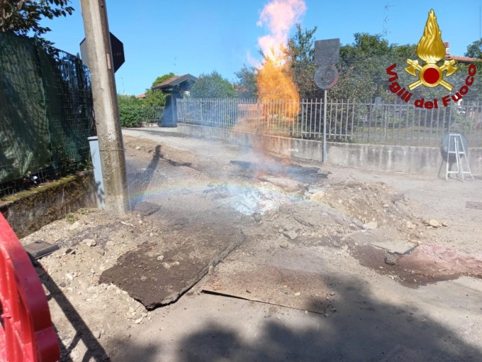 Comignago scavano per la fibra e rompono un tubo del gas provocando un incendio: l’intervento dei pompieri