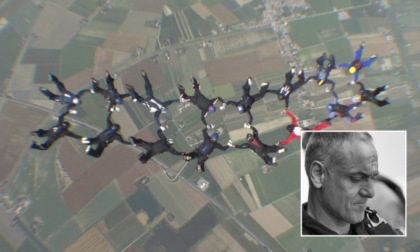 I paracadute si intrecciano in volo: due istruttori morti, uno è torinese