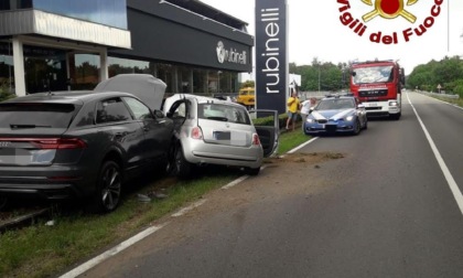 Incidente a Fontaneto: pompieri estraggono una persona dalle lamiere