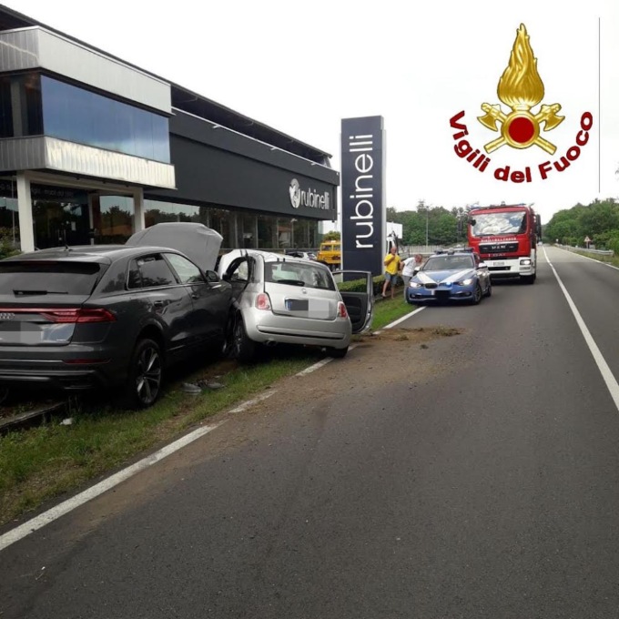 Incidente a Fontaneto: pompieri estraggono una persona dalle lamiere