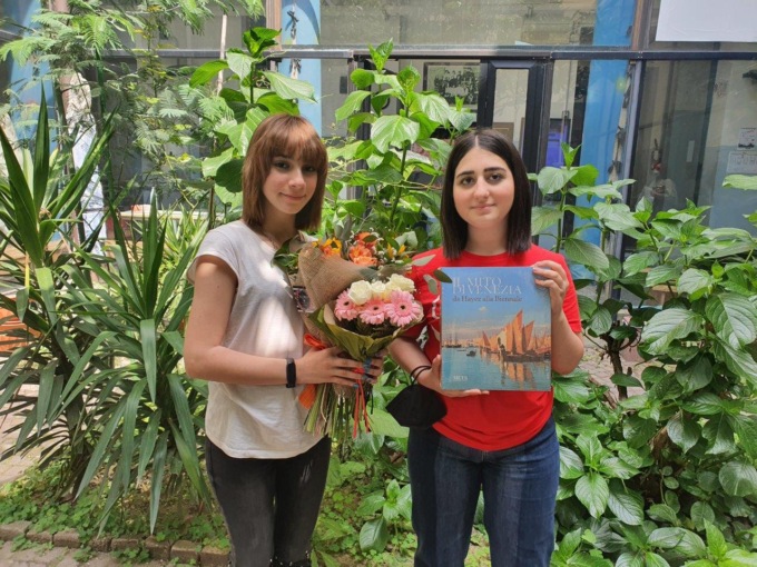 Novara, due studentesse dell’Ipsia Bellini vincono il video contest su Venezia