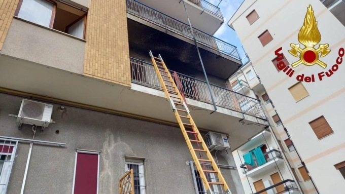 Arona a fuoco uno studio associato: l’intervento dei vigili dei pompieri