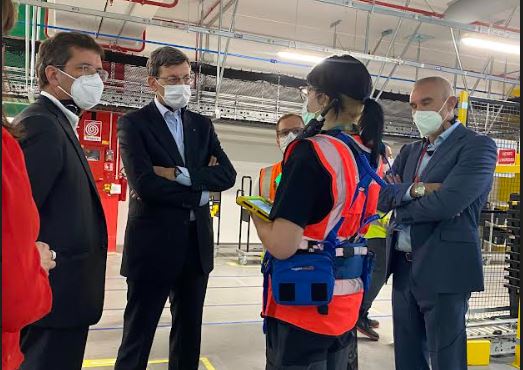 Ministro Colao in visita alla sede Amazon di Novara