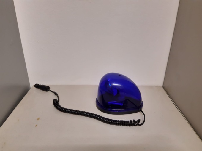 Novara viaggiava in auto con un lampeggiante abusivo: denunciato