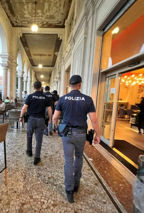 Polizia in azione in centro a Novara: sedata una lite alla fontana