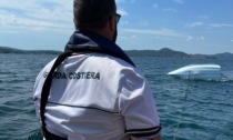 Ribaltati in acqua con la barca a vela al largo di Belgirate: illesi