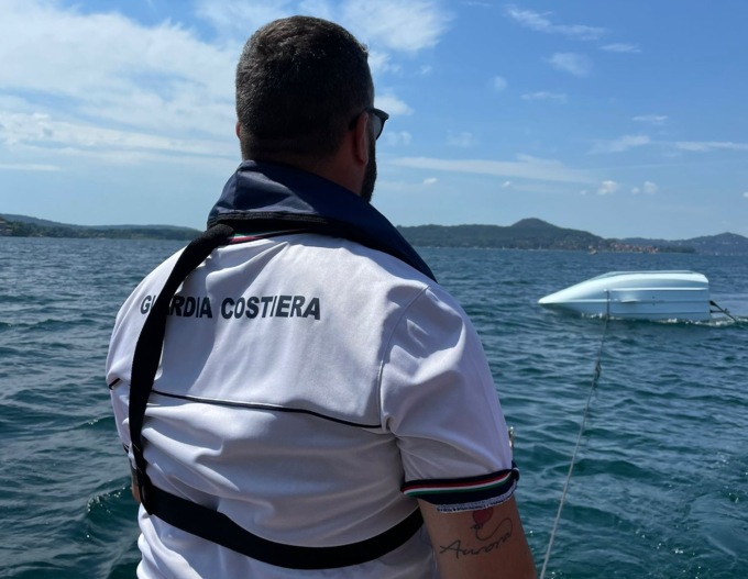 Ribaltati in acqua con la barca a vela al largo di Belgirate: illesi