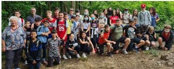 Alpini e studenti di Invorio al lavoro per pulire un sentiero alla Mescia