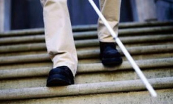 Scoperto un falso cieco che guardava il “lato B” delle ragazze. Ora è sotto processo