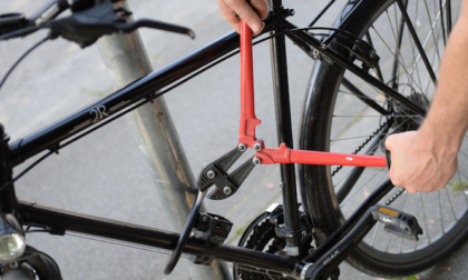 Novara rubano una bici: fermati dalla polizia con ancora la catena legata al telaio