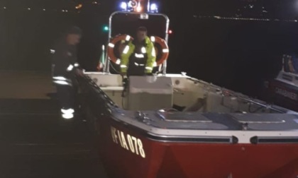 Pettenasco ragazzo esce con la tavola di Paddle ma non riesce più a rientrare: soccorso dal vigili del fuoco