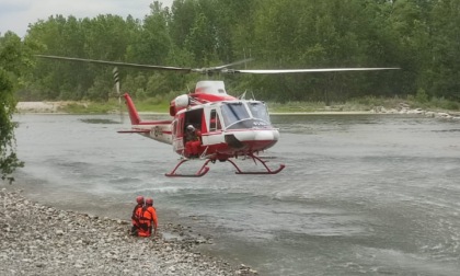 Canoista con cane si ribalta nel Ticino: salvati dai vigili del fuoco