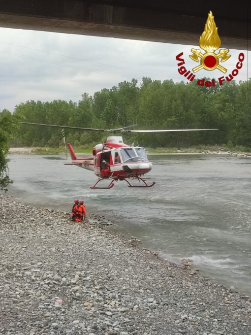 Canoista con cane si ribalta nel Ticino: salvati dai vigili del fuoco