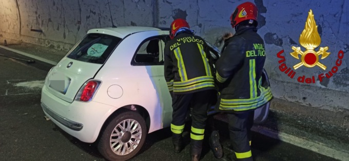 Auto ribaltata nella galleria “Massino Visconti” sulla A26: due feriti