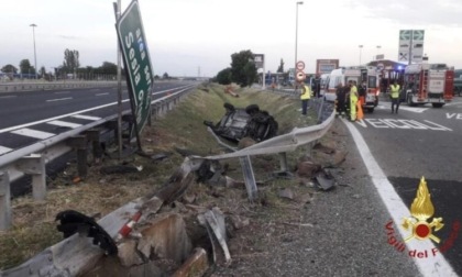 Centra il guardrail e si capotta: paura sulla A26