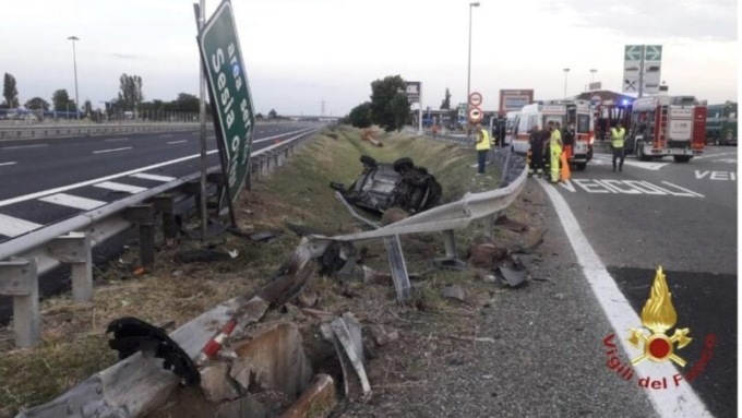 Centra il guardrail e si capotta: paura sulla A26