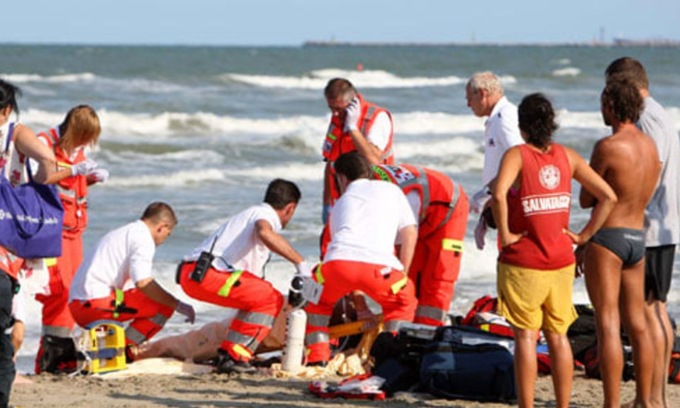 Malore in spiaggia, turista torinese muore il giorno del suo compleanno