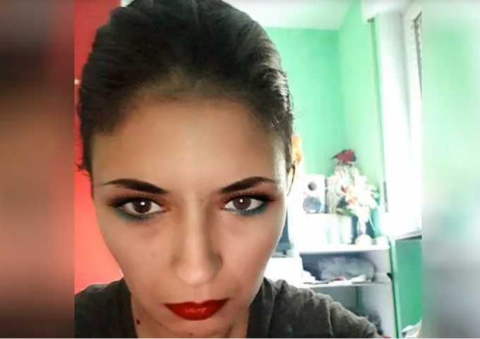 Si cerca il marito della donna trovata morta in una fossa