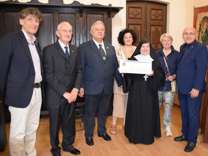 Alle monache del monastero sull’Isola di San Giulio il Premio Muratore dei Lions club