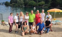 I ragazzi del Rotaract al lavoro sulle spiagge del lago d'Orta con il Contratto di Lago