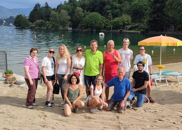 I ragazzi del Rotaract al lavoro sulle spiagge del lago d’Orta con il Contratto di Lago