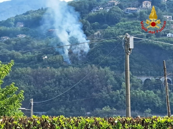 Brucia bosco a Miasino: pompieri al lavoro per tenere le fiamme lontano dalle case