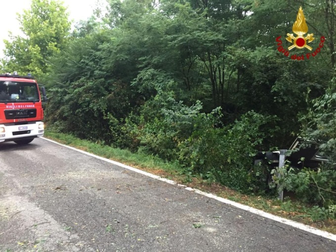 Furgone si ribalta a Oleggio castello: conducente estratto dai vigili del fuoco