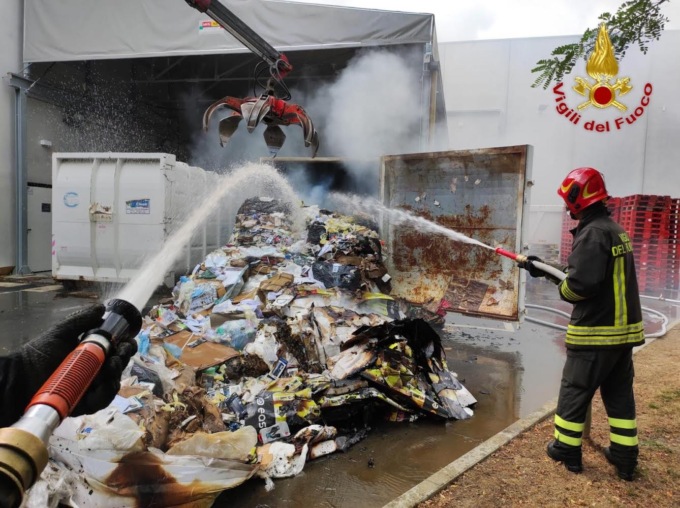 Paruzzaro a fuoco container di una ditta