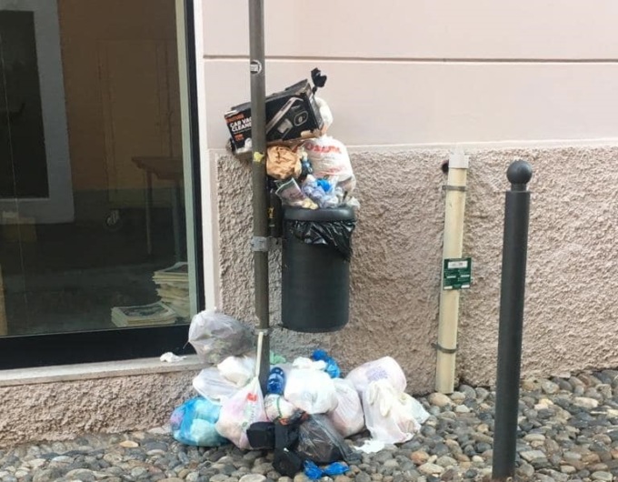 Arona le fototrappole beccano i residenti che riempiono i cestini in strada