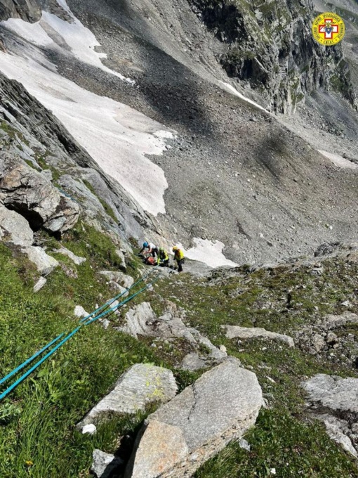 Alpinista precipita in Valle Antrona restando appeso alla corda: salvato dal Soccorso Alpino