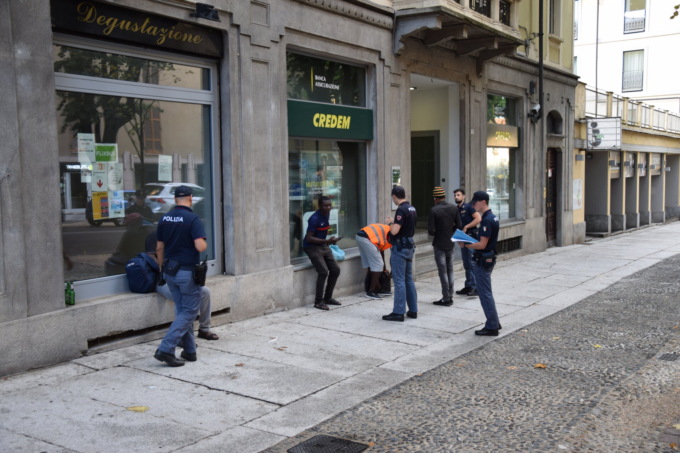 Multa e daspo urbano per un giovane che faceva pipì sull’Allea di Novara