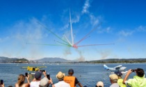 Oltre 100mila persone per le Frecce Tricolori che volano davanti al ministro Giorgetti