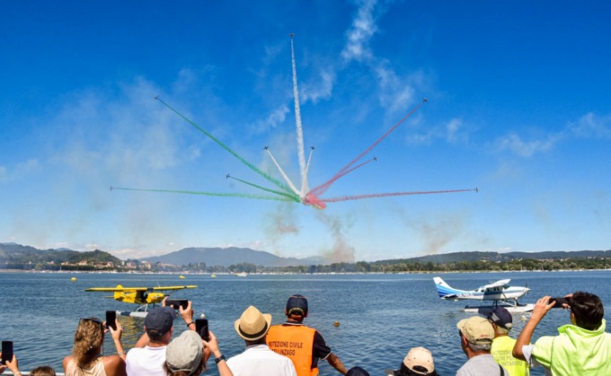 Oltre 100mila persone per le Frecce Tricolori che volano davanti al ministro Giorgetti