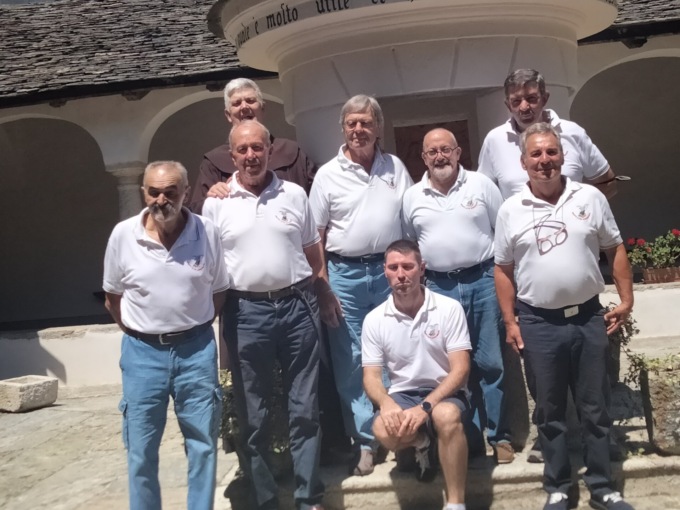 Gli Alpini di Borgomanero al Monte Mesma sigillano l’amicizia con i frati del convento