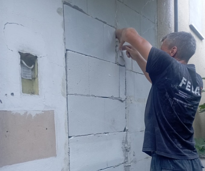 Occupazioni abusive a Novara murato l’ingresso di una palazzina Atc