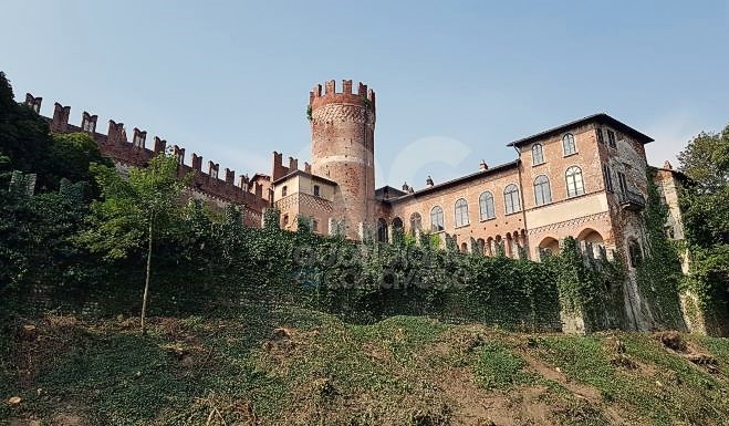 Cade nel fossato del castello: volo di 5 metri per un giovane