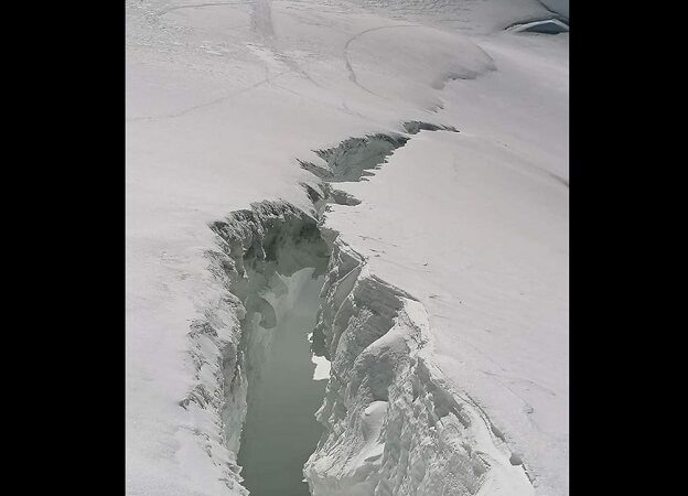 Punta Gnifetti: si apre un grosso crepaccio per via del caldo record