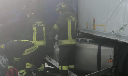 Autista ferito dopo aver perso il controllo del suo tir in autostrada