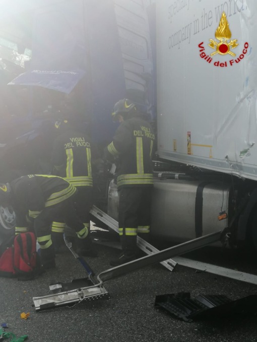 Autista ferito dopo aver perso il controllo del suo tir in autostrada