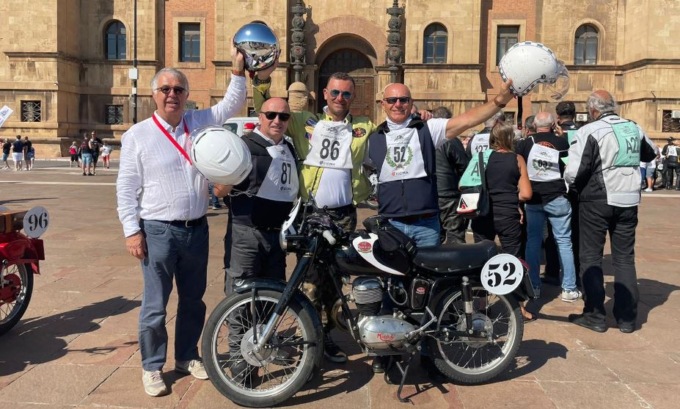 Milano Taranto su una moto d’epoca: il racconto dei borgomaneresi alla gara storica