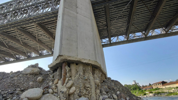 Nuovo ponte Romagnano: un pilone sembra già malconcio