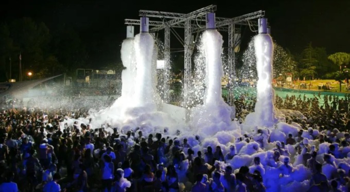 Discoteca Igloo: riapertura sold-out, sabato schiuma party da 20mila litri