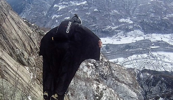 Lancio in tuta alare: si schianta contro il ghiacciaio