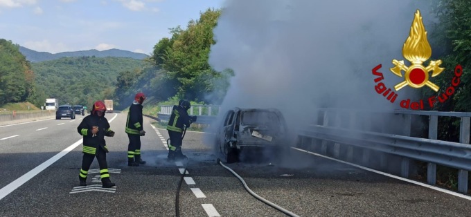 Auto completamente avvolta dalle fiamme sulla A26 a Meina