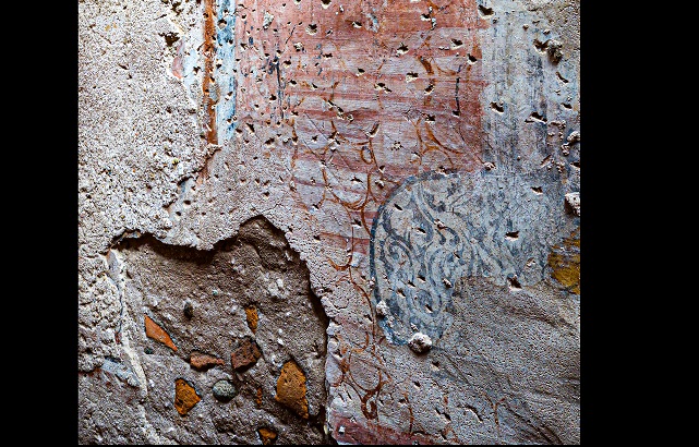 Cavallirio tentano di staccare dal muro un affresco del 1400