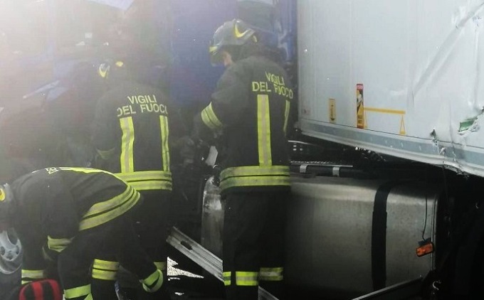 Camion si schianta contro il guard-rail sulla A26